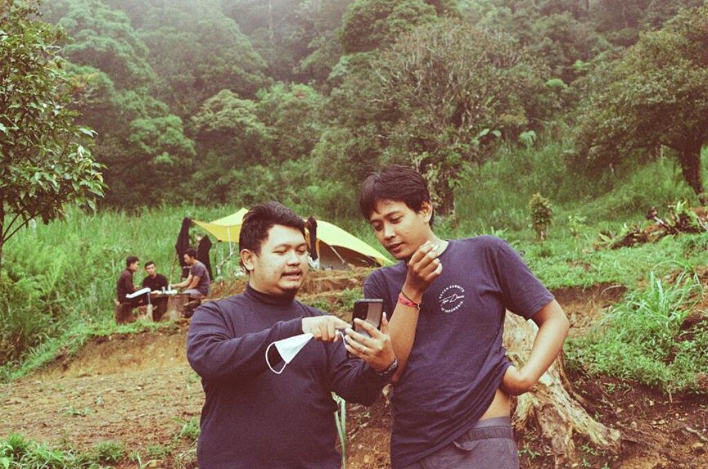 What Are the Essential Gadgets for Tech-Savvy Campers?